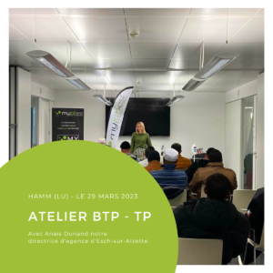 Anaïs Dunand directrice de l'agence d'Esch-sur-Alzette debout pour présenter certains métiers de l'intérim lors d'une session de recrutement organisé par l'ADEM à Hamm au Luxembourg.