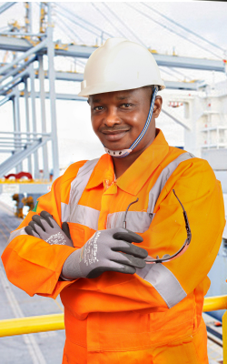 personne avec un casque de sécurité